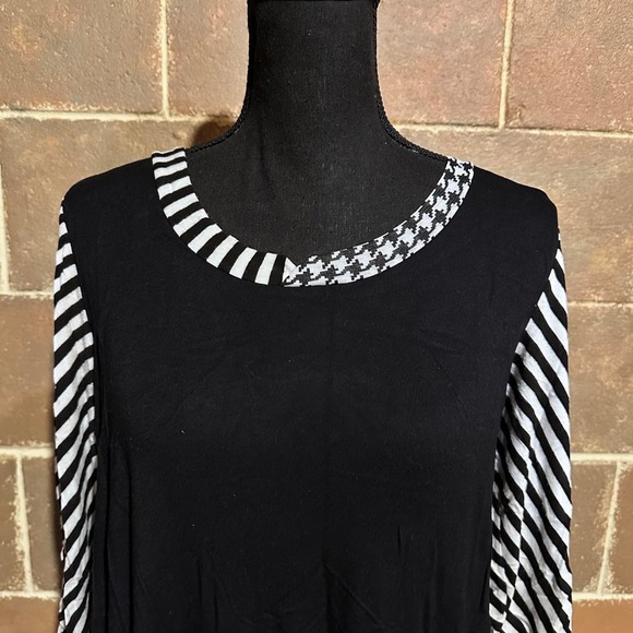 Inside Out Black and White Mixed Print Long Line Tunic Top Women's S Small - Picture 3 of 7